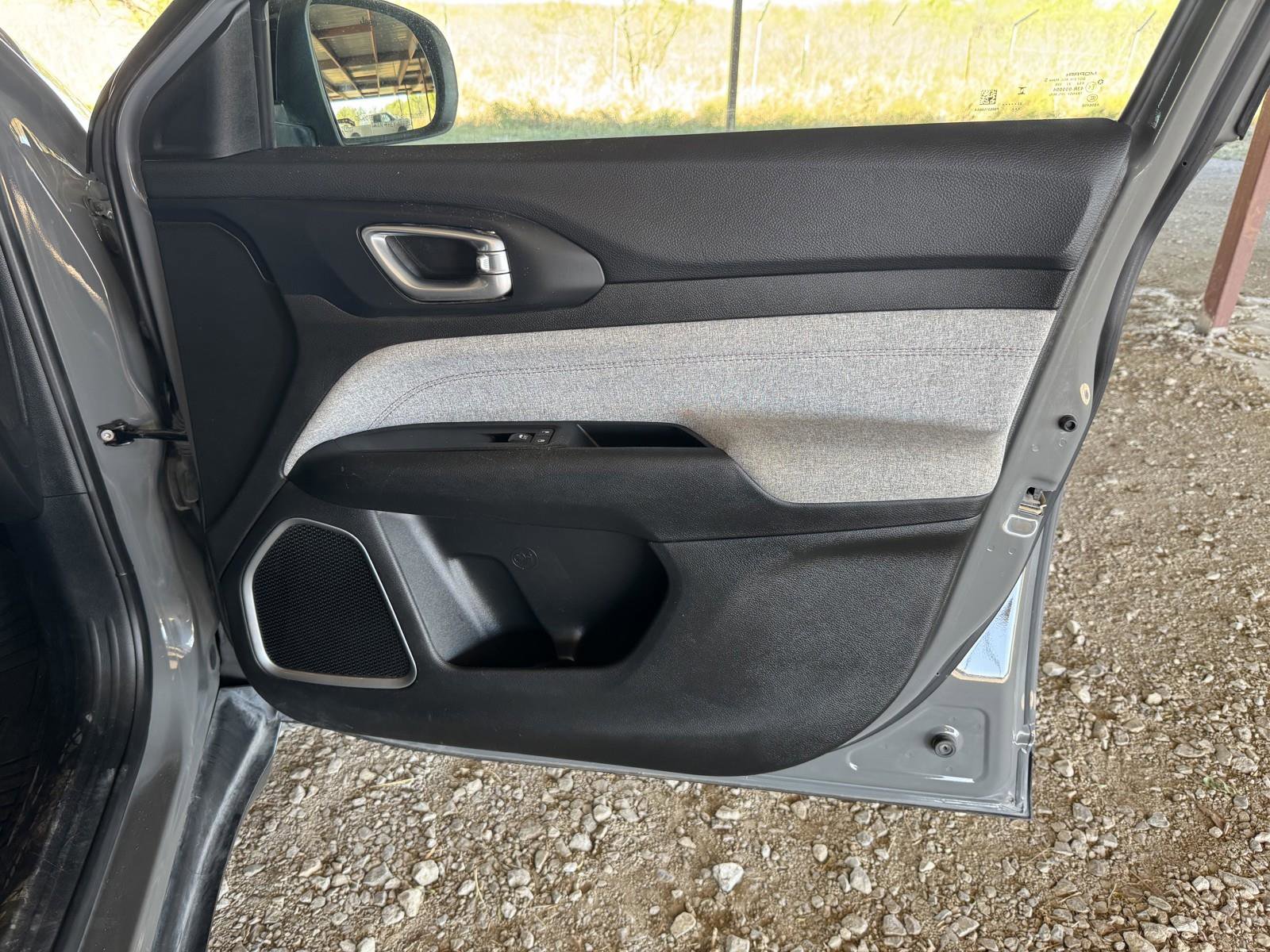 Used 2024 Jeep Compass Latitude image 32