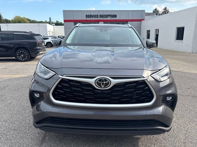 Used 2021 Toyota Highlander XLE AWD/4WD image 2