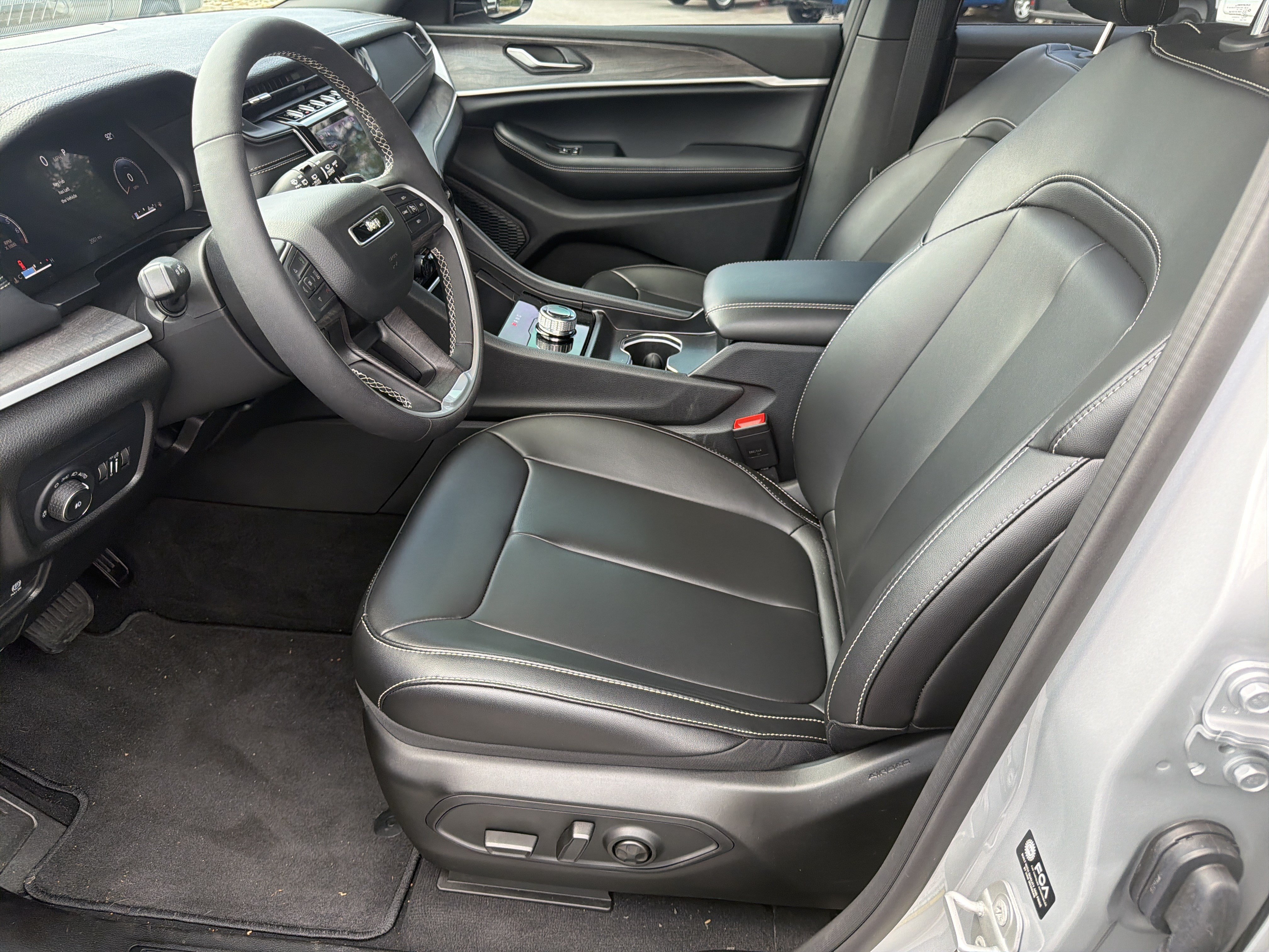 New 2025 Jeep Grand Cherokee Limited w/ Black Appearance Package RWD image 11