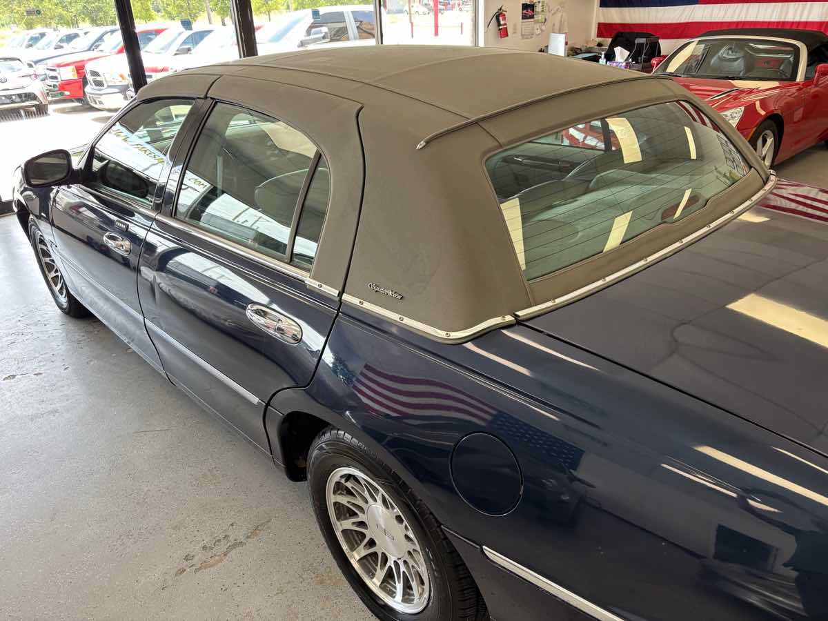 Used 2001 Lincoln Town Car Signature RWD image 11