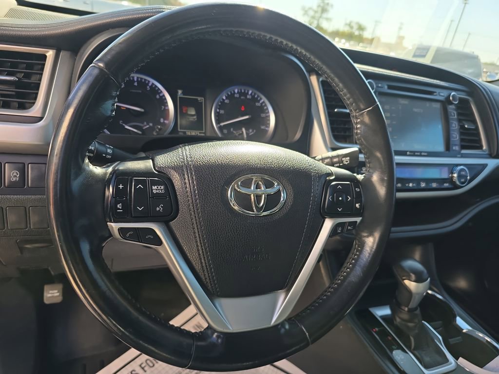 Used 2017 Toyota Highlander SE image 11