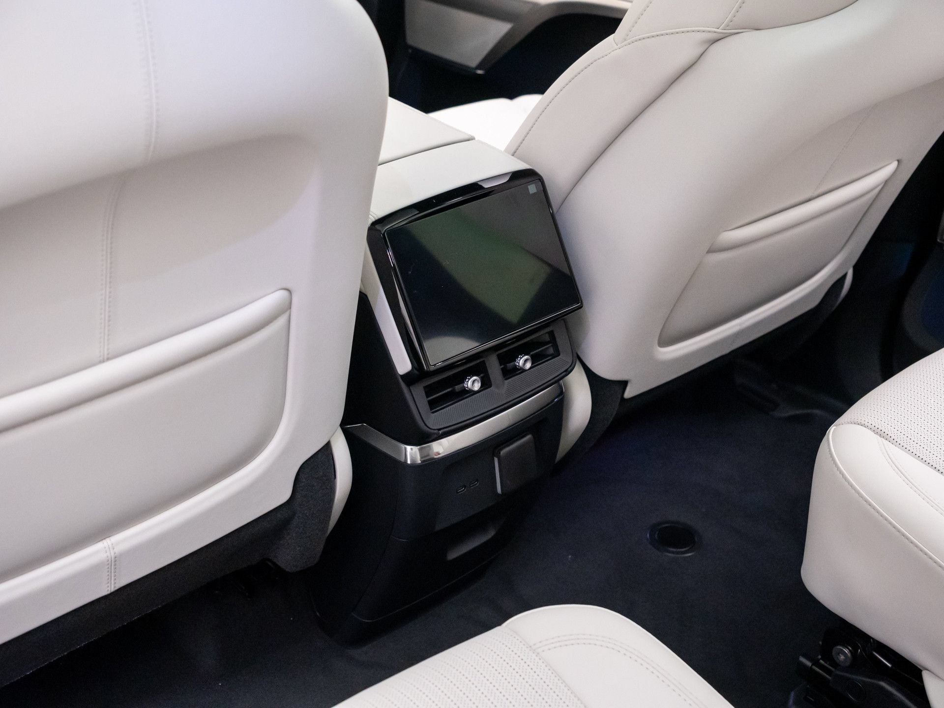 New 2027 Cadillac Vistiq Luxury w/ LPO, Floor Liner Package AWD/4WD image 17