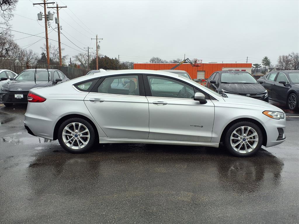 Used 2019 Ford Fusion SE image 2