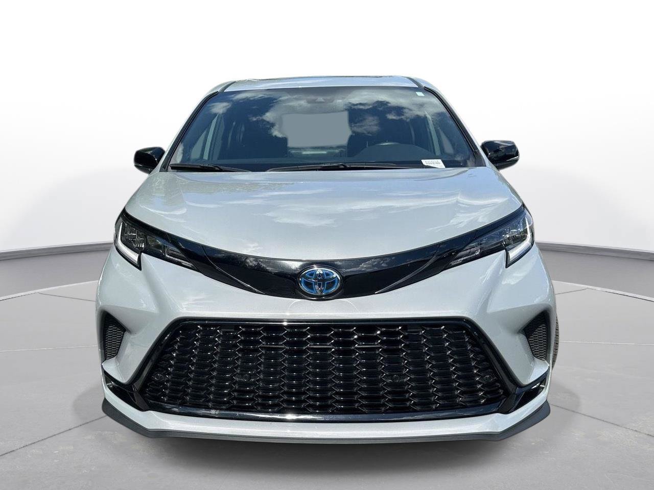 Used 2025 Toyota Sienna XSE FWD image 3
