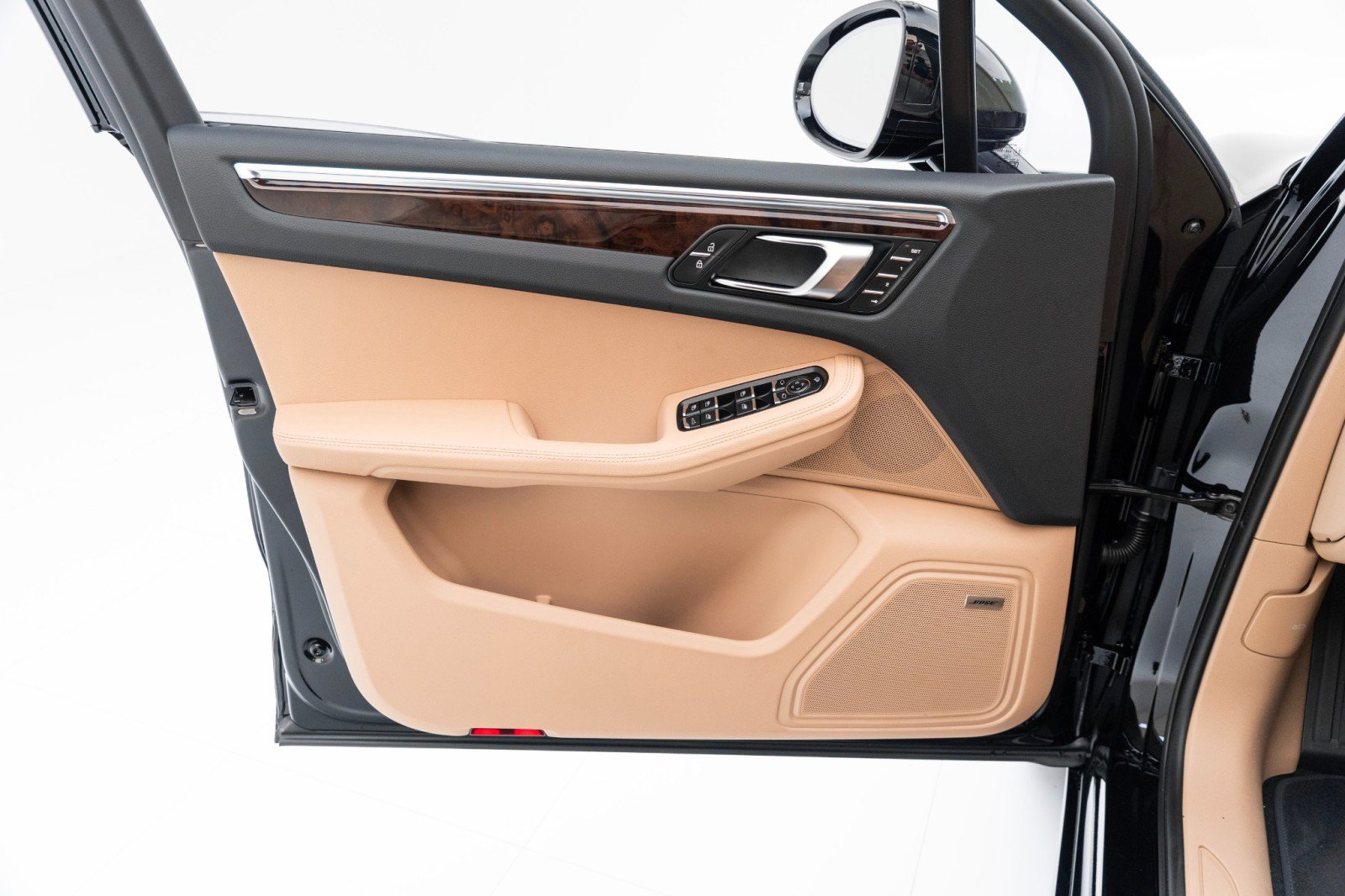 Certified 2025 Porsche Macan AWD/4WD image 19