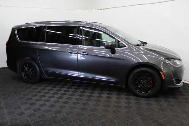 Used 2019 Chrysler Pacifica Touring-L FWD image 4