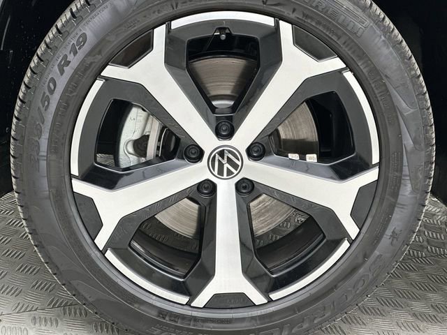 Certified 2025 Volkswagen Tiguan SE image 11