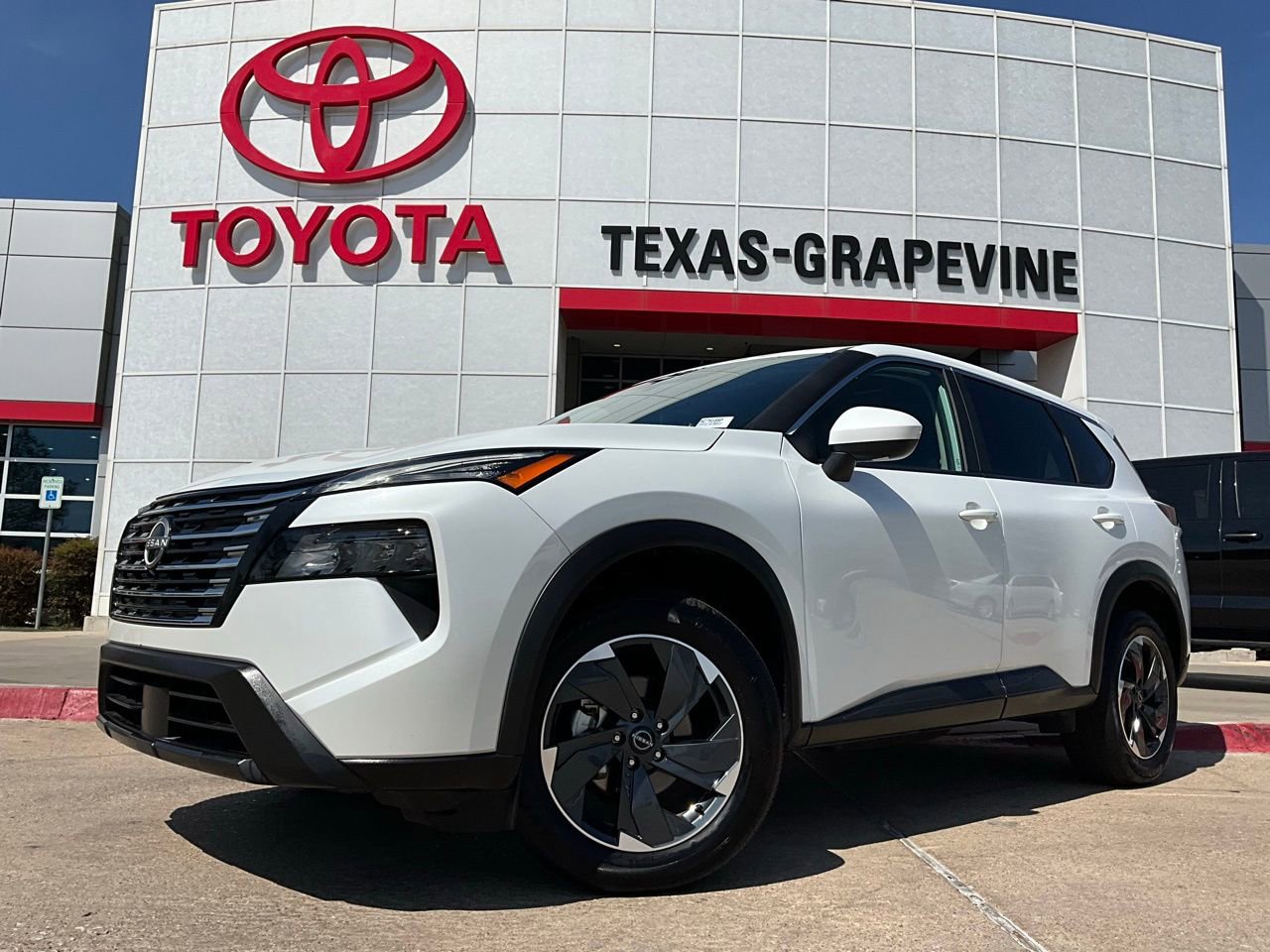 Used 2025 Nissan Rogue SV image 2