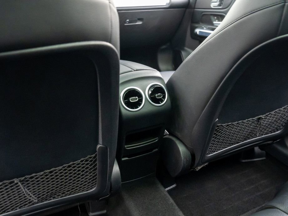 Used 2021 Mercedes-Benz GLB 250 4MATIC w/ Premium Package image 18