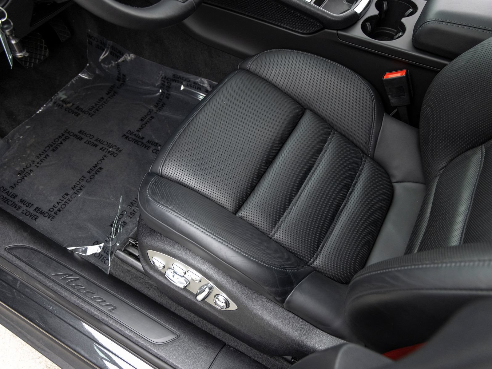 Certified 2022 Porsche Macan AWD/4WD image 27