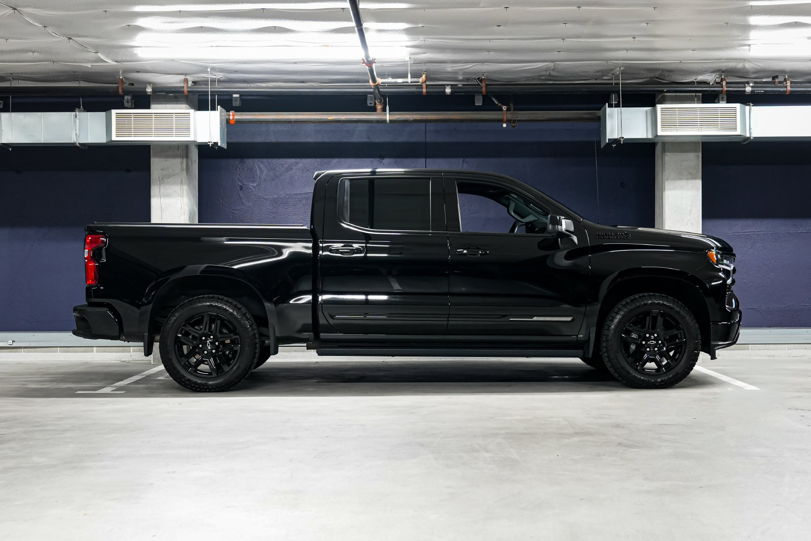 Used 2024 Chevrolet Silverado 1500 High Country w/ Midnight Edition AWD/4WD image 2