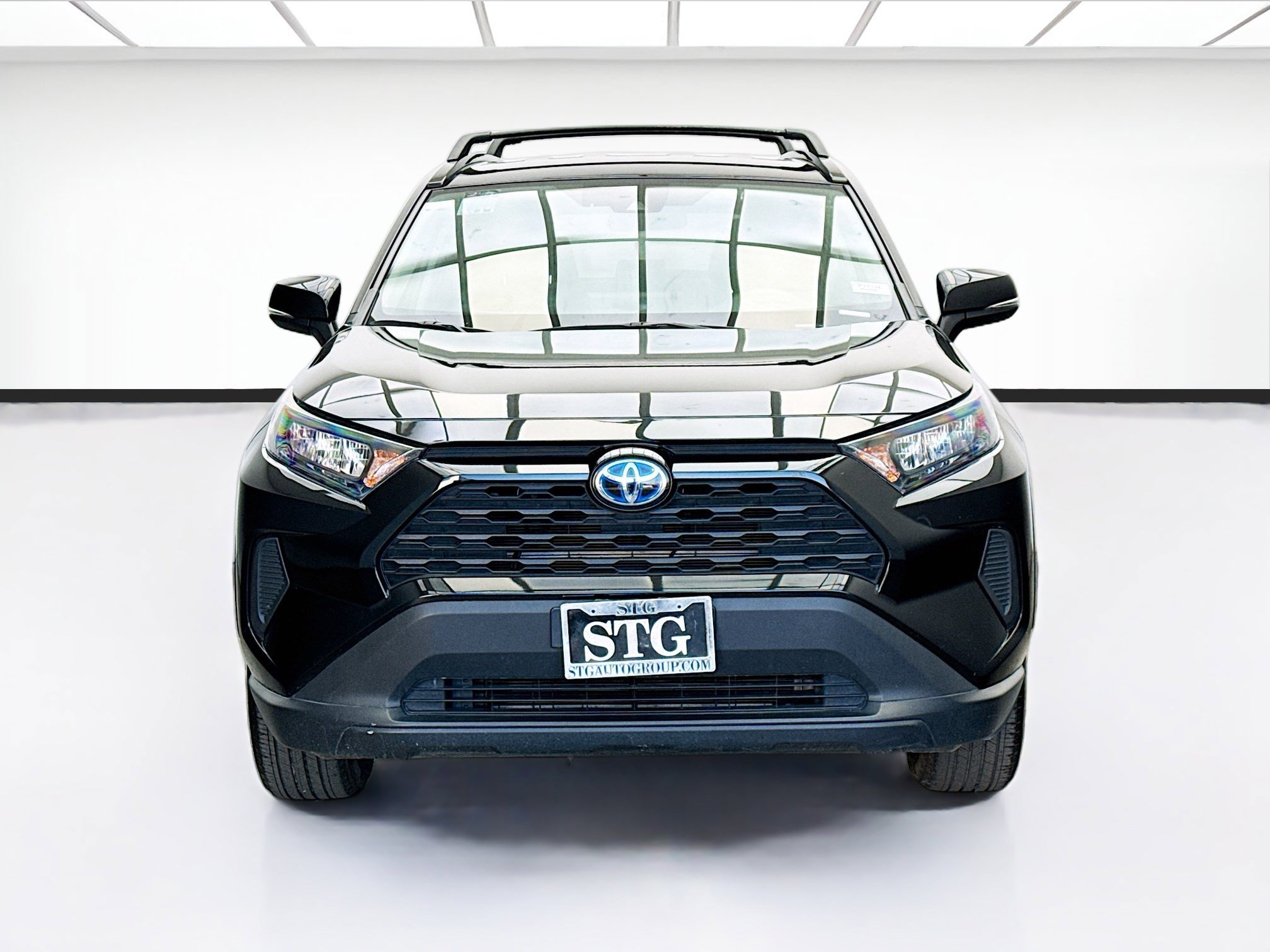 Used 2020 Toyota RAV4 LE AWD/4WD image 2