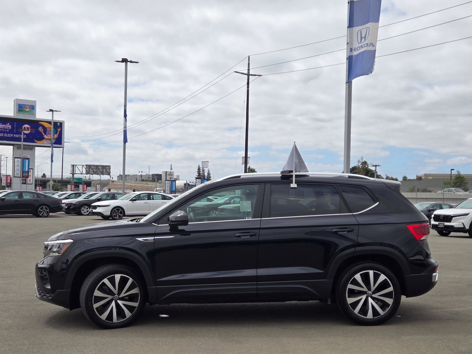Used 2022 Volkswagen Taos SE FWD image 4