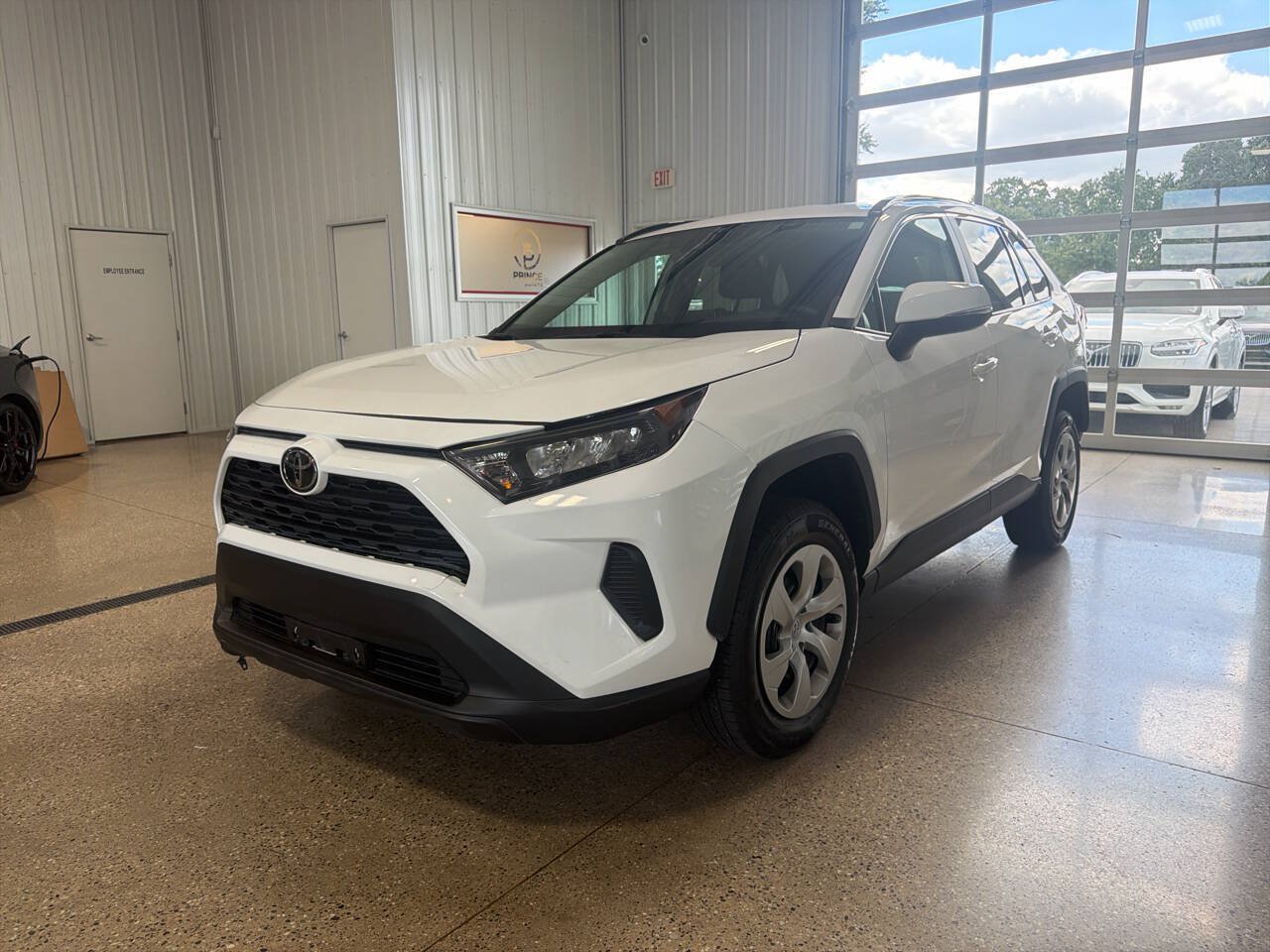 Used 2021 Toyota RAV4 LE AWD/4WD image 2