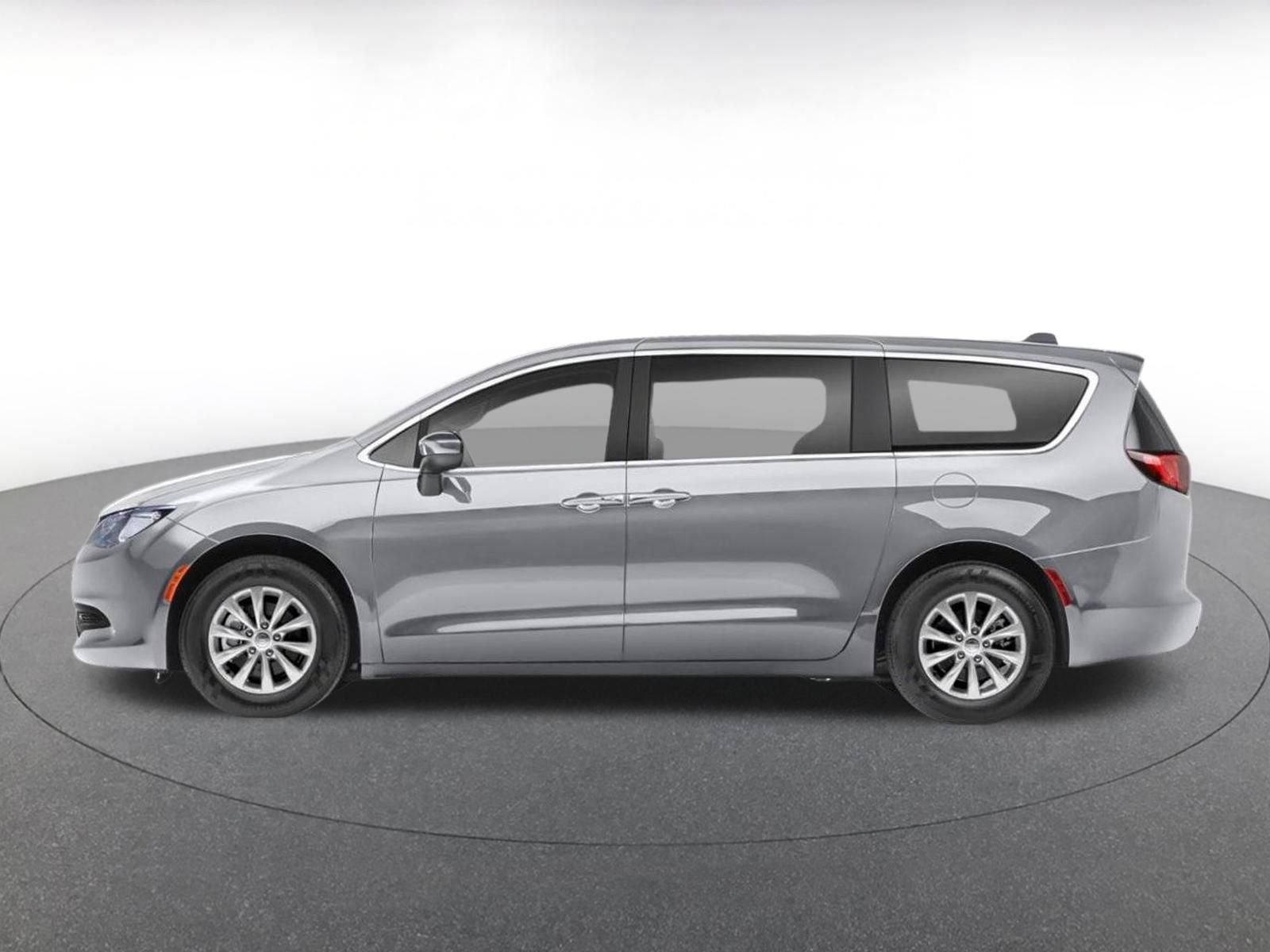Used 2023 Chrysler Voyager LX FWD image 2