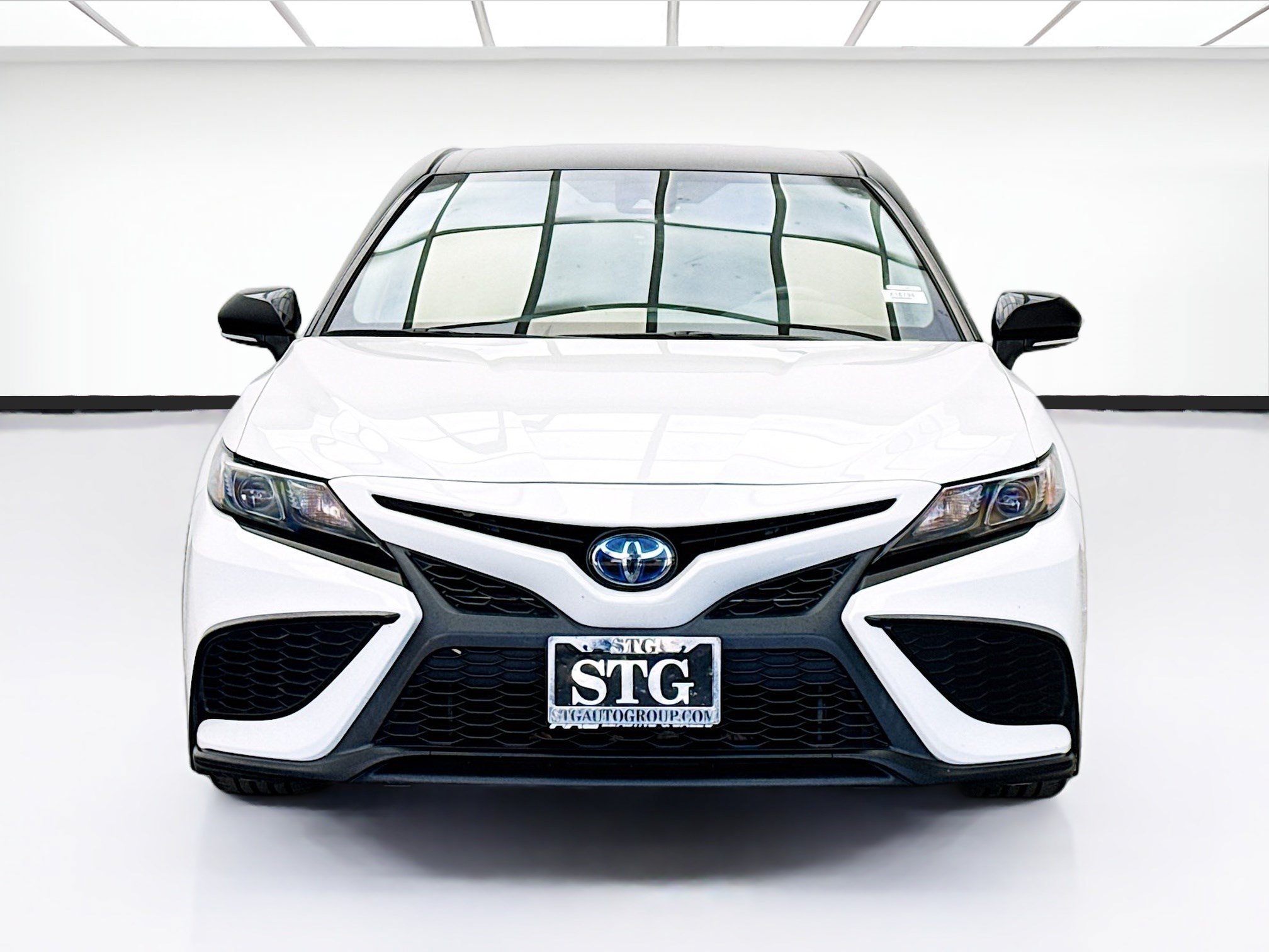 Used 2023 Toyota Camry SE FWD image 2