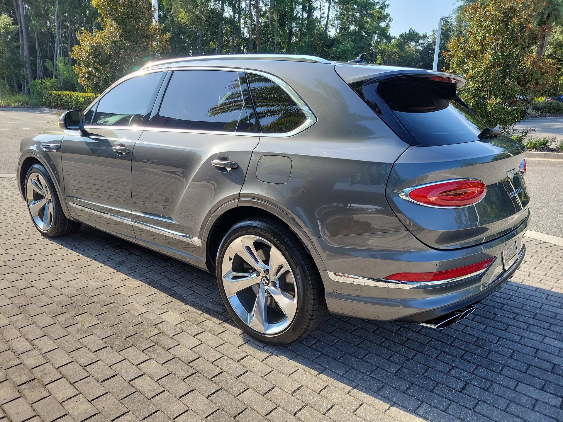 Certified 2023 Bentley Bentayga Plug-In Hybrid AWD/4WD image 9