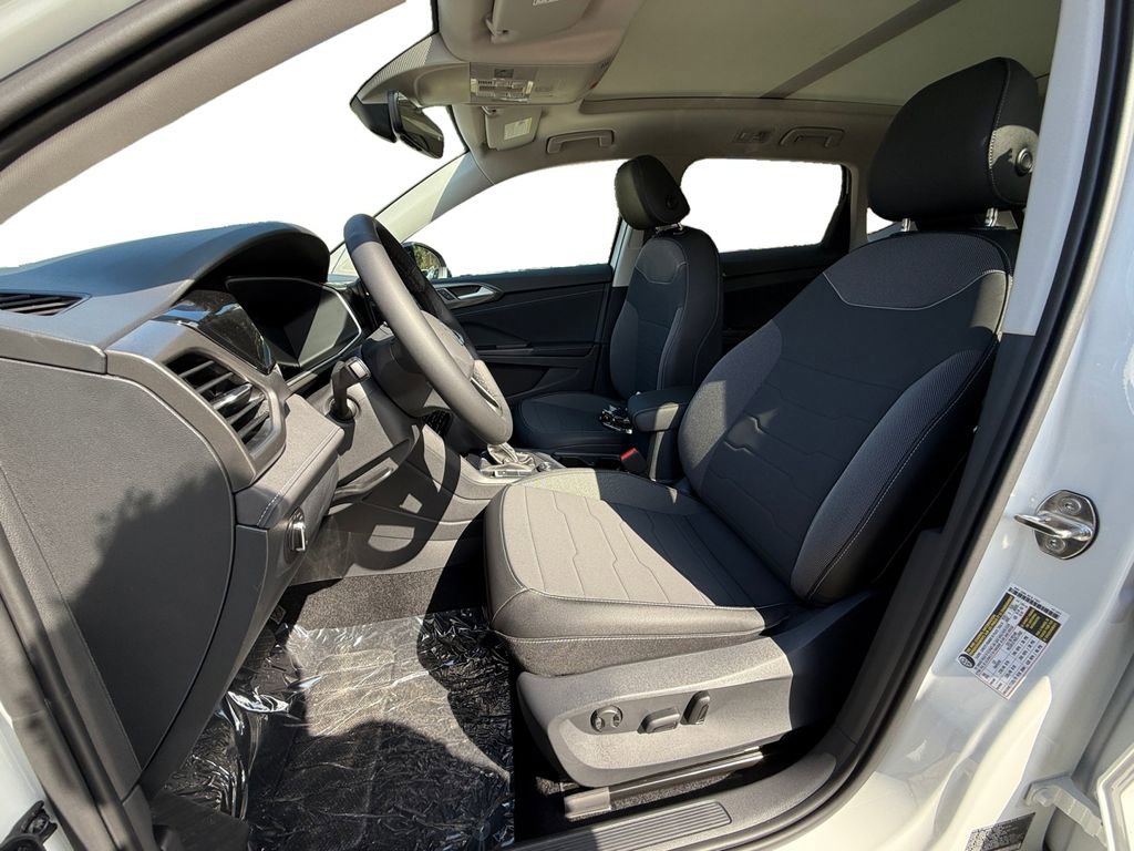 New 2025 Volkswagen Taos SE image 9