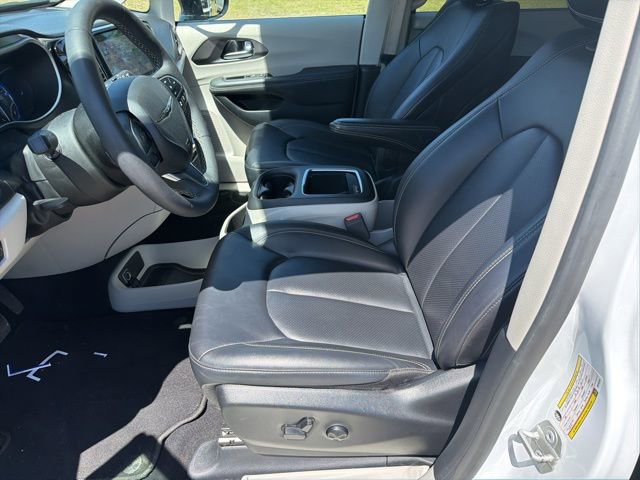 Used 2024 Chrysler Pacifica Touring-L FWD image 11