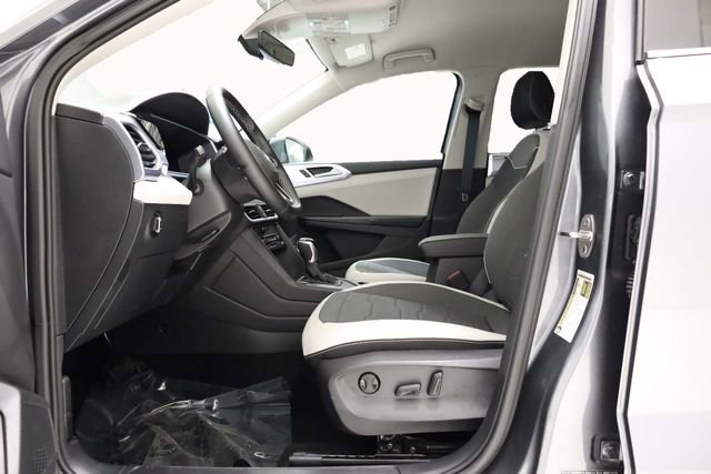 Used 2025 Volkswagen Taos SE w/ Black Wheel Package image 11
