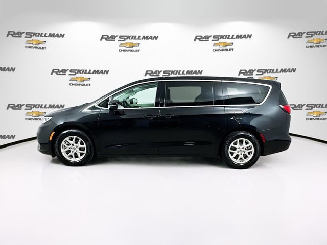 Used 2023 Chrysler Pacifica Touring-L image 4