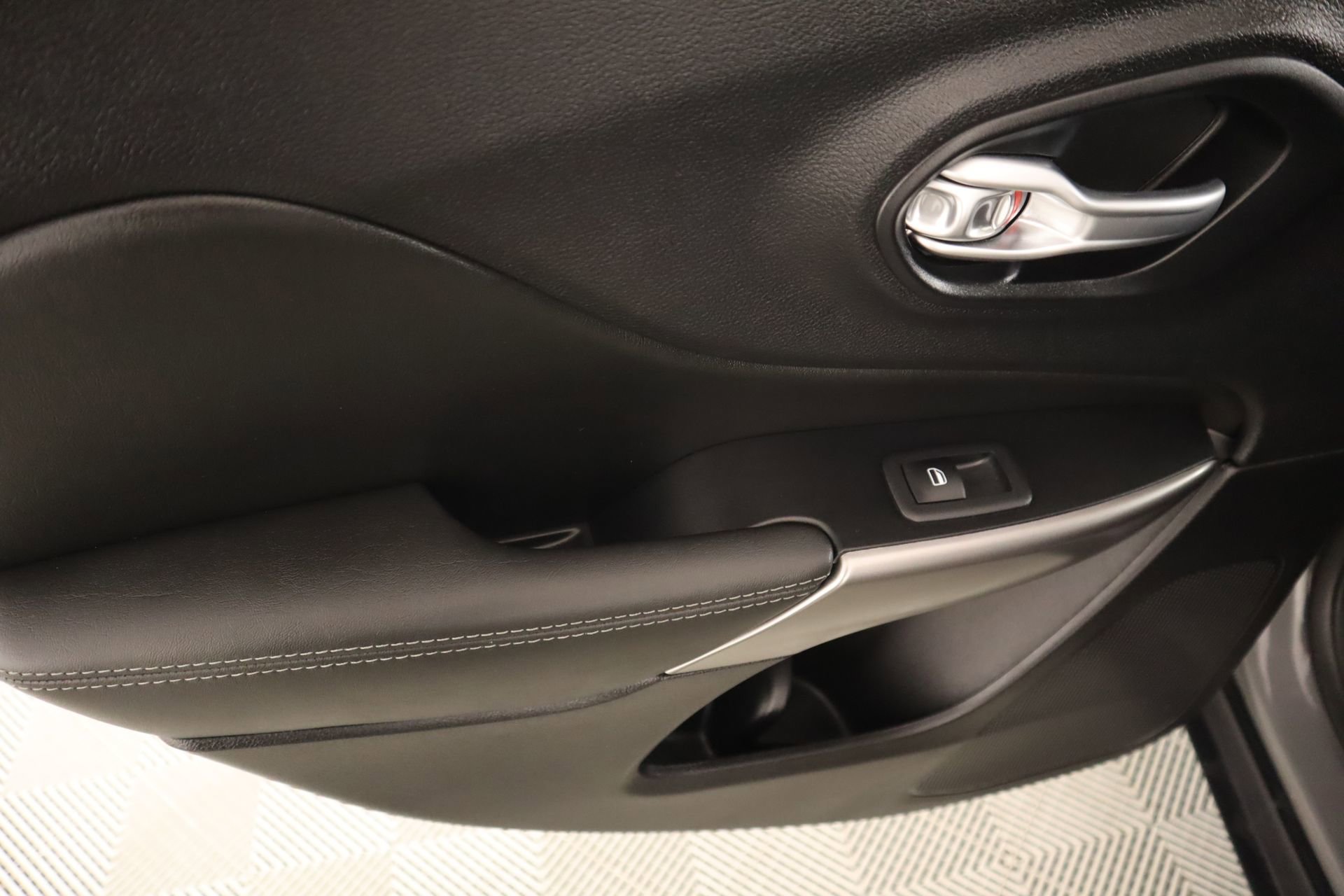 Used 2022 Jeep Cherokee Limited image 17