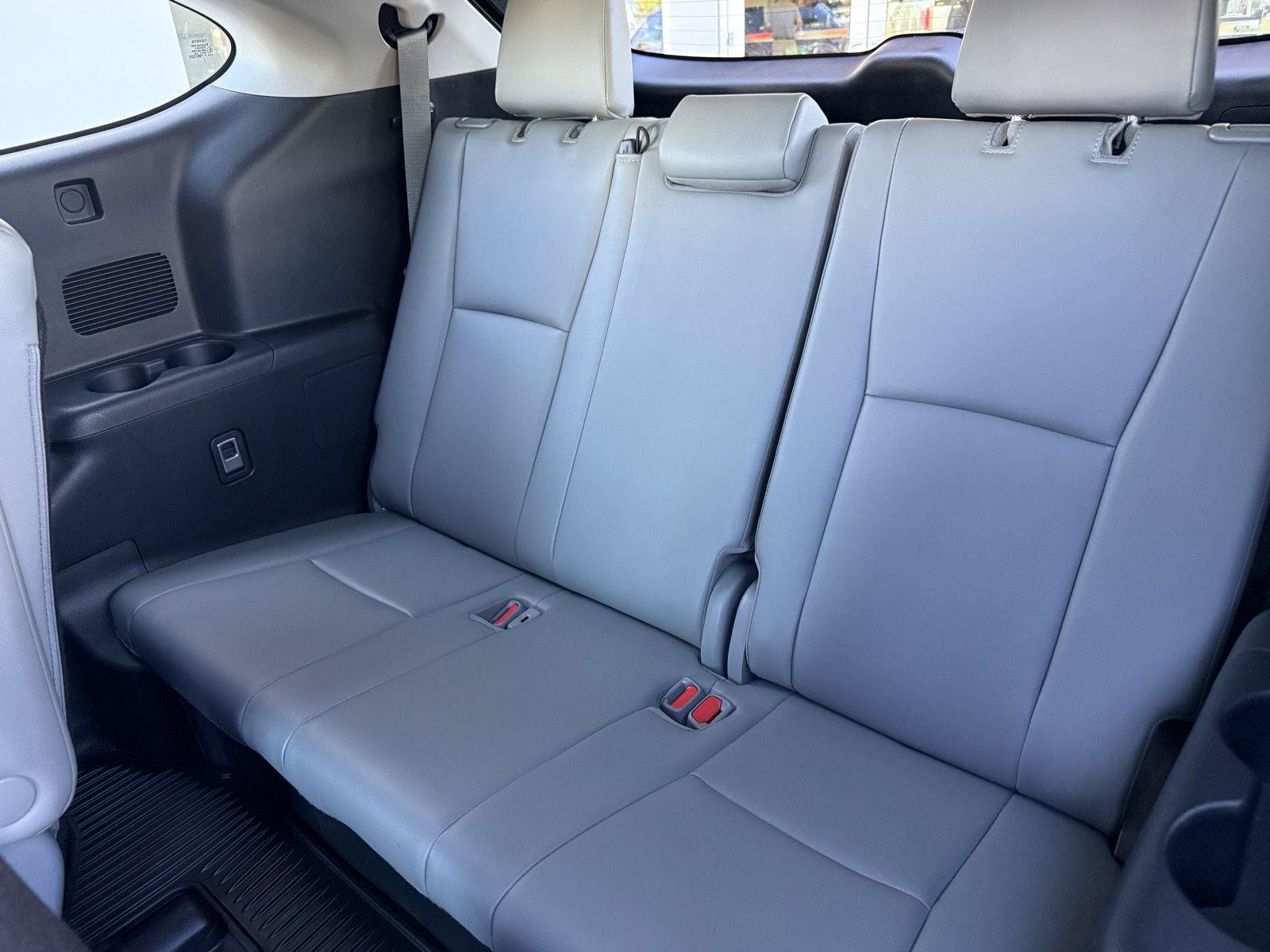Used 2023 Toyota Highlander XLE AWD/4WD image 18