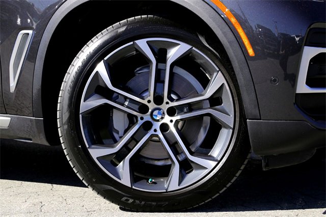 Used 2023 BMW X5 xDrive40i w/ Luxury Seating Package image 2
