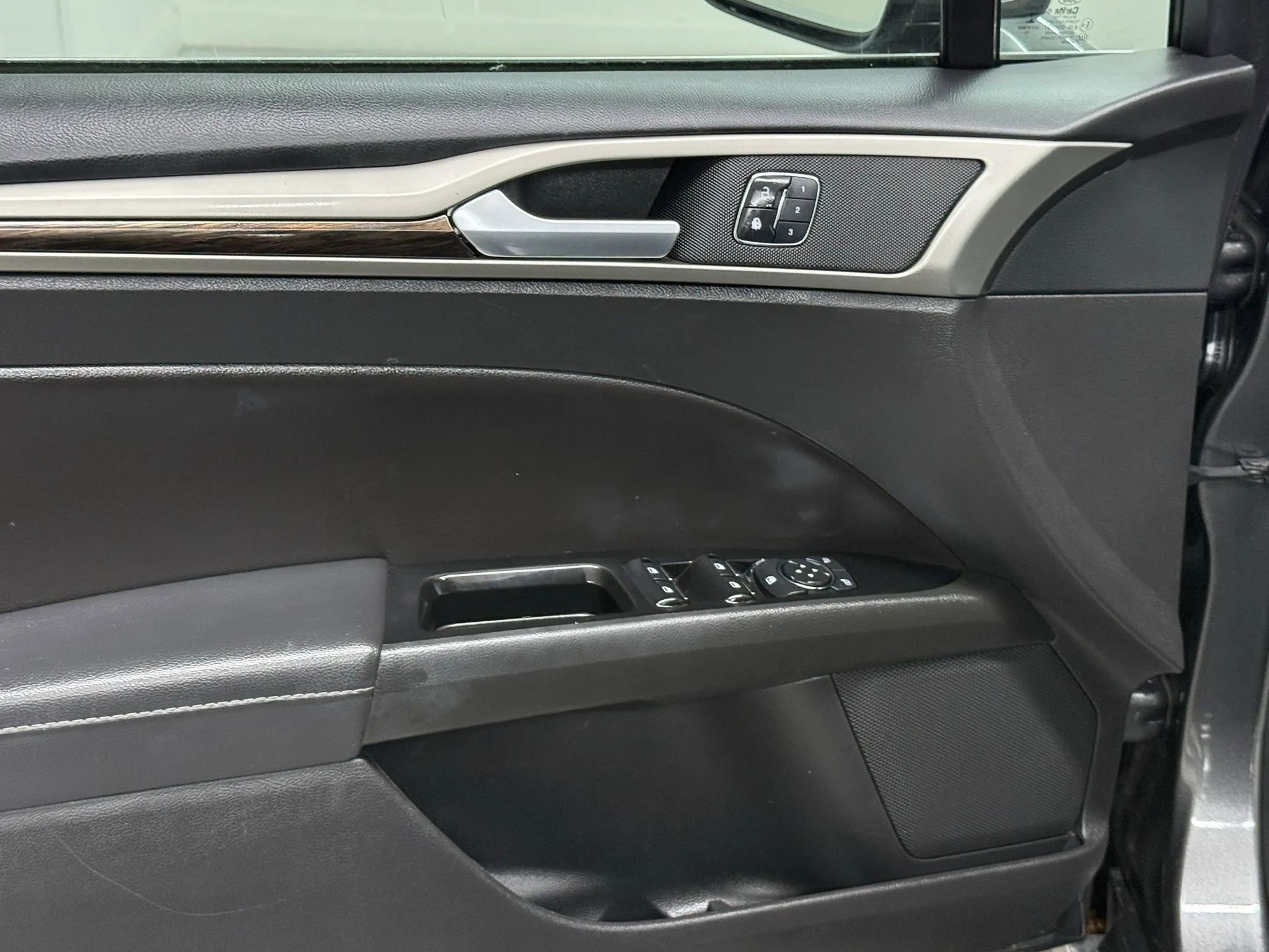 Used 2016 Ford Fusion SE w/ Equipment Group 202A image 10