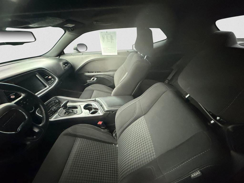 Used 2016 Dodge Challenger SXT image 6