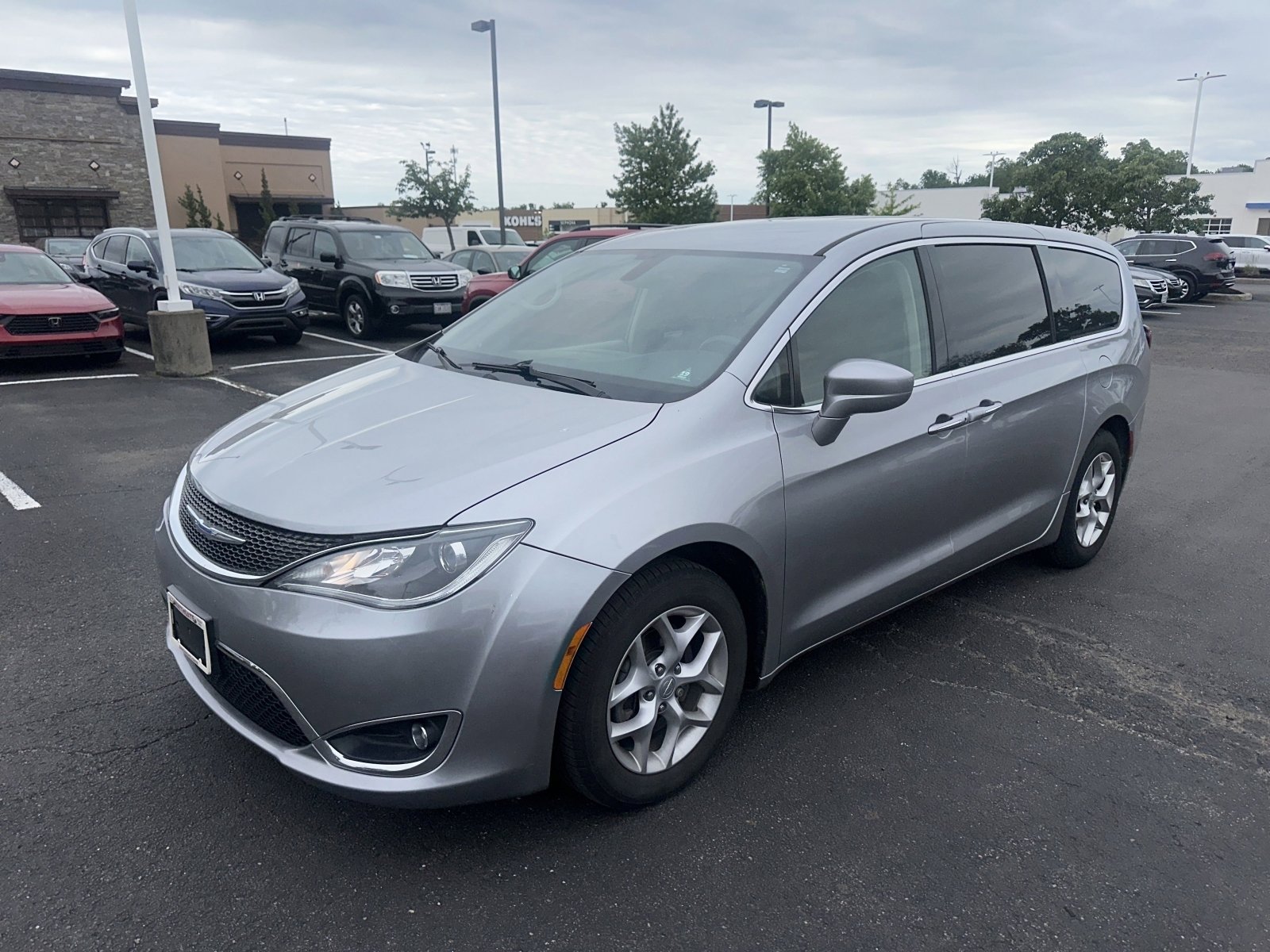 Used 2019 Chrysler Pacifica Touring Plus w/ Tire & Wheel Group FWD image 2