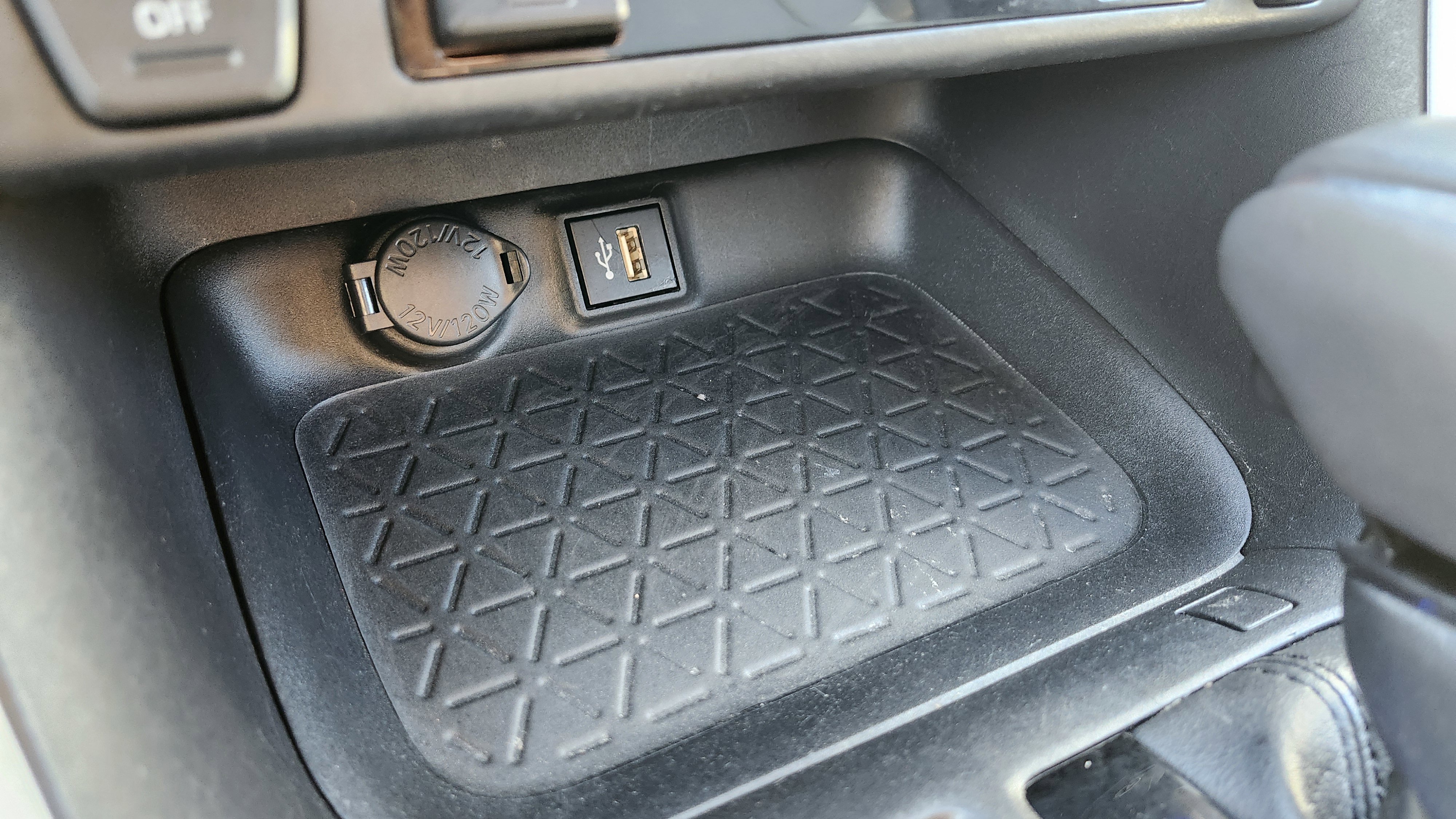 Used 2023 Toyota RAV4 XLE Premium image 10