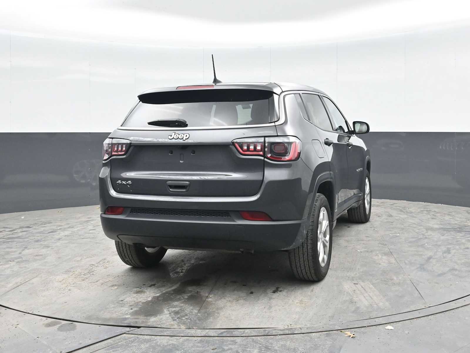 Used 2024 Jeep Compass Sport AWD/4WD image 9