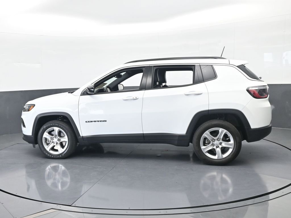 Used 2023 Jeep Compass Latitude image 3