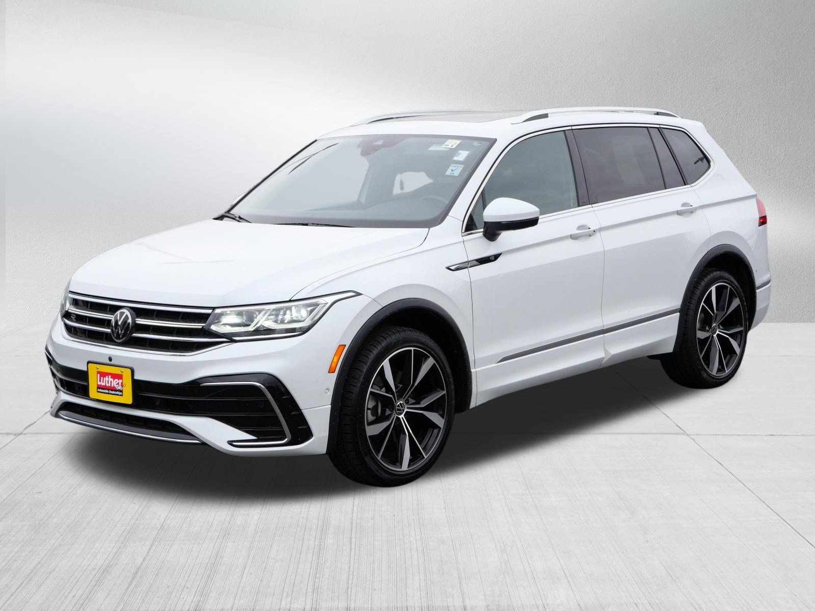 Used 2024 Volkswagen Tiguan SEL R-Line AWD/4WD image 3