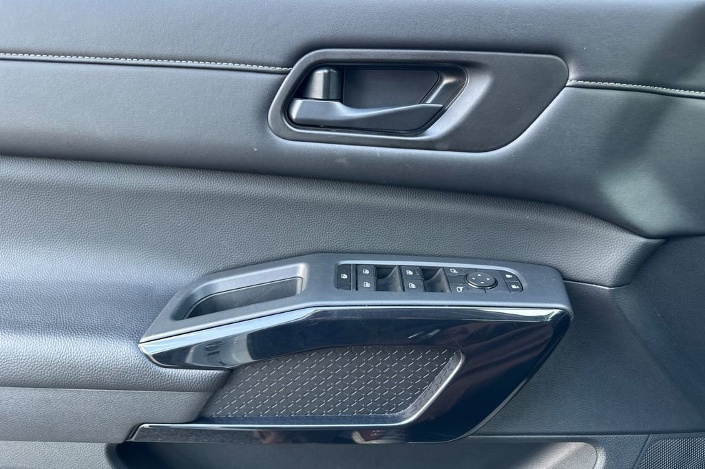 Used 2024 Nissan Pathfinder SV AWD/4WD image 11