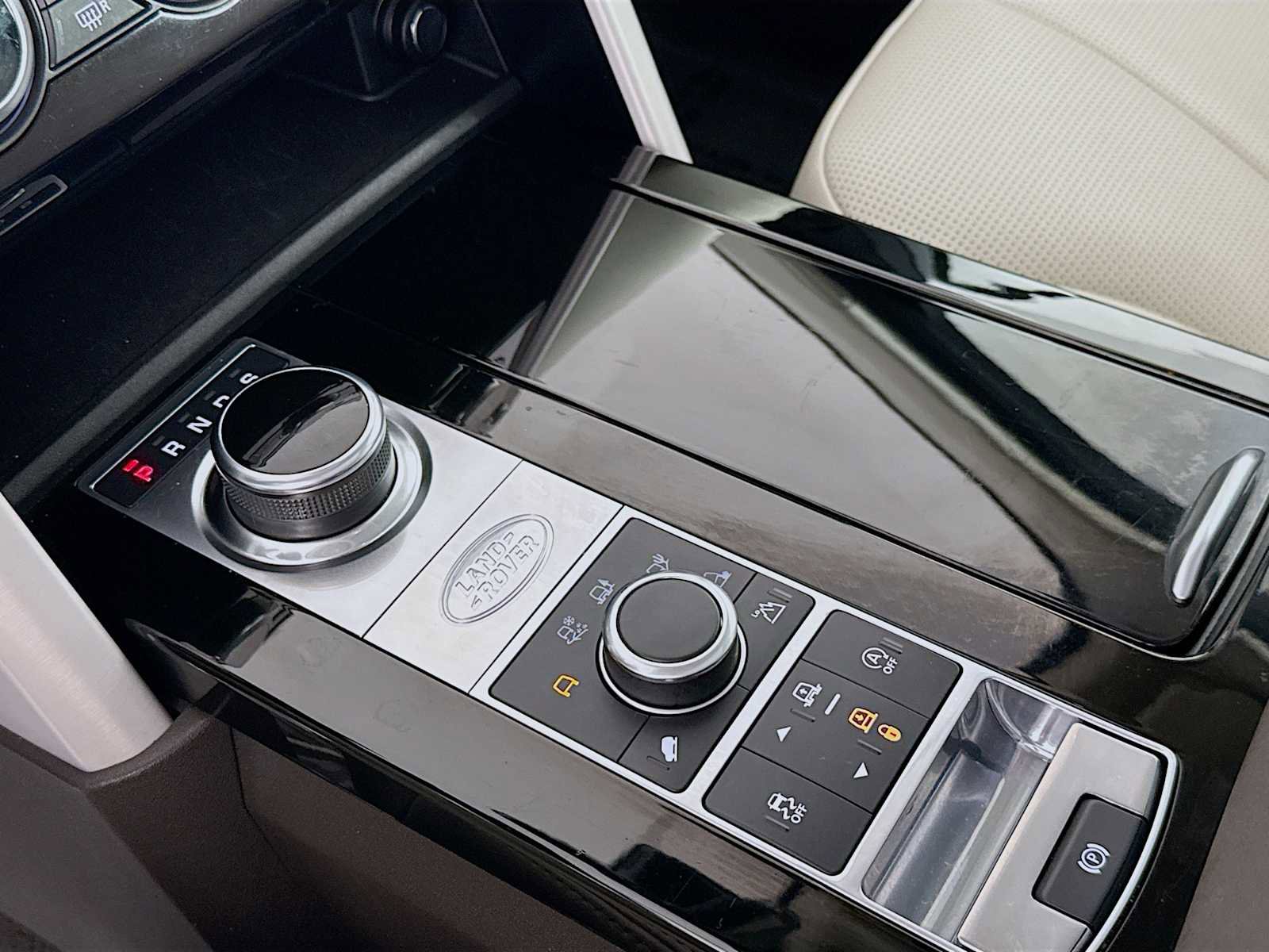 Used 2020 Land Rover Discovery HSE image 17