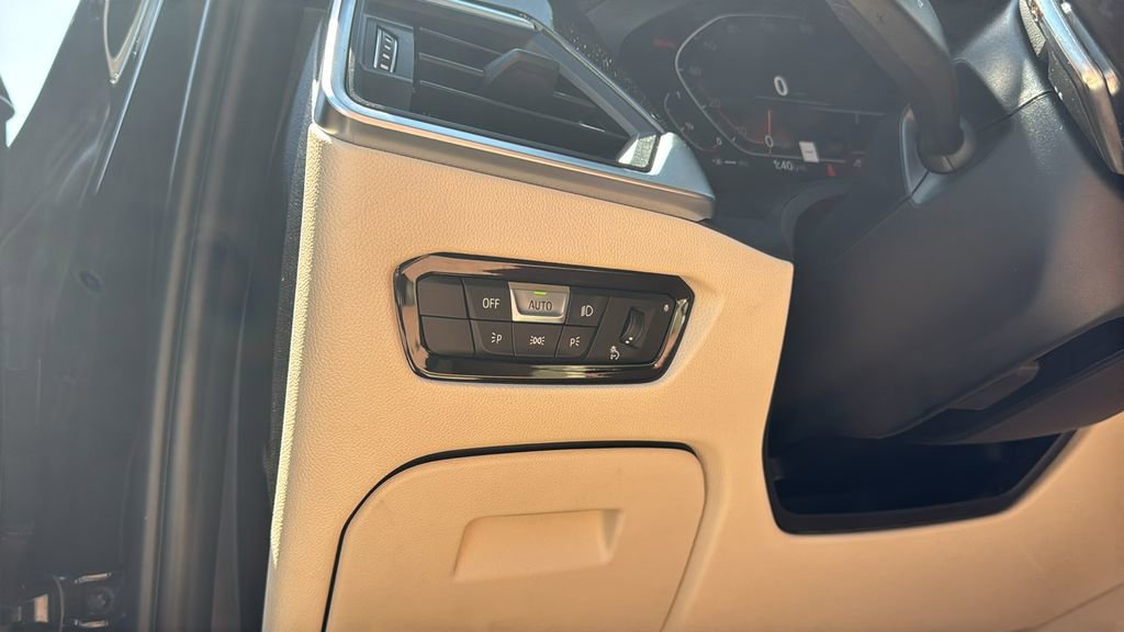 Used 2019 BMW 330i Sedan w/ Driving Assistance Package image 28