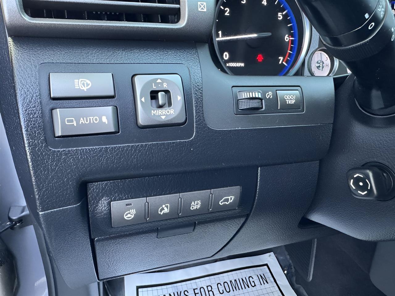 Used 2011 Lexus LX 570 4WD w/ Luxury Pkg image 28
