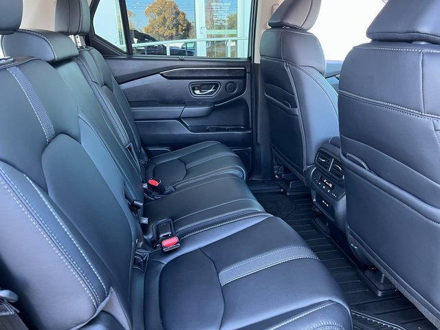 Used 2025 Honda Pilot Touring image 18