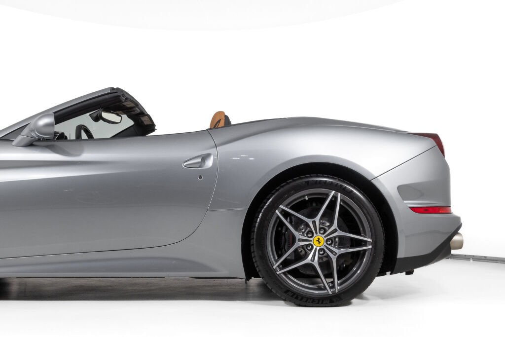 Used 2016 Ferrari California T RWD image 15