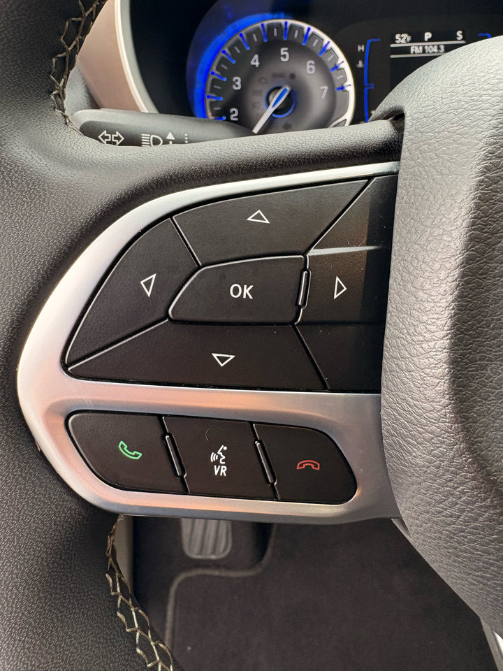 Used 2022 Chrysler Voyager LX image 13