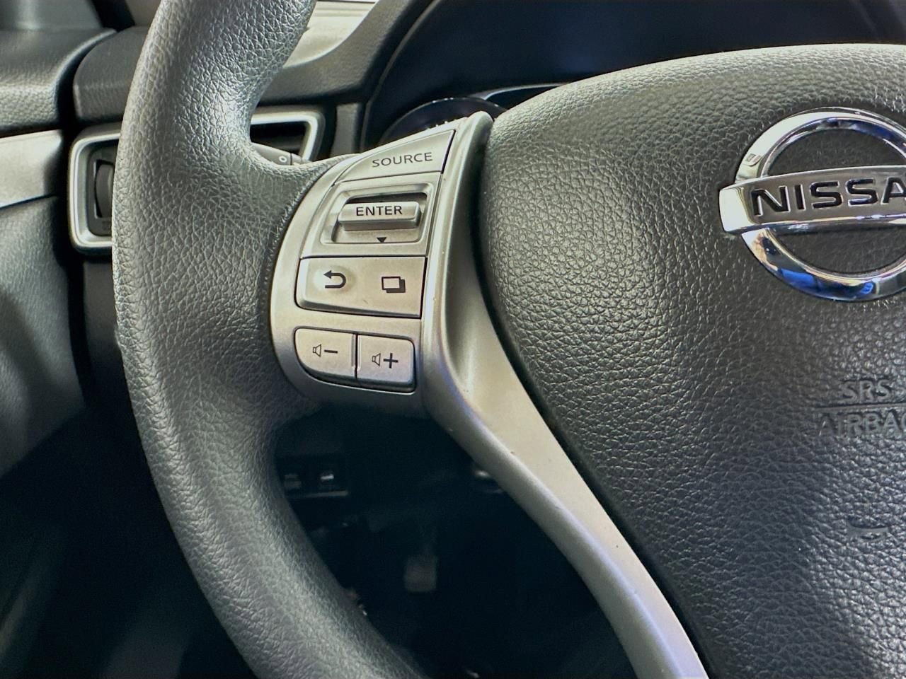 Used 2015 Nissan Rogue S image 43