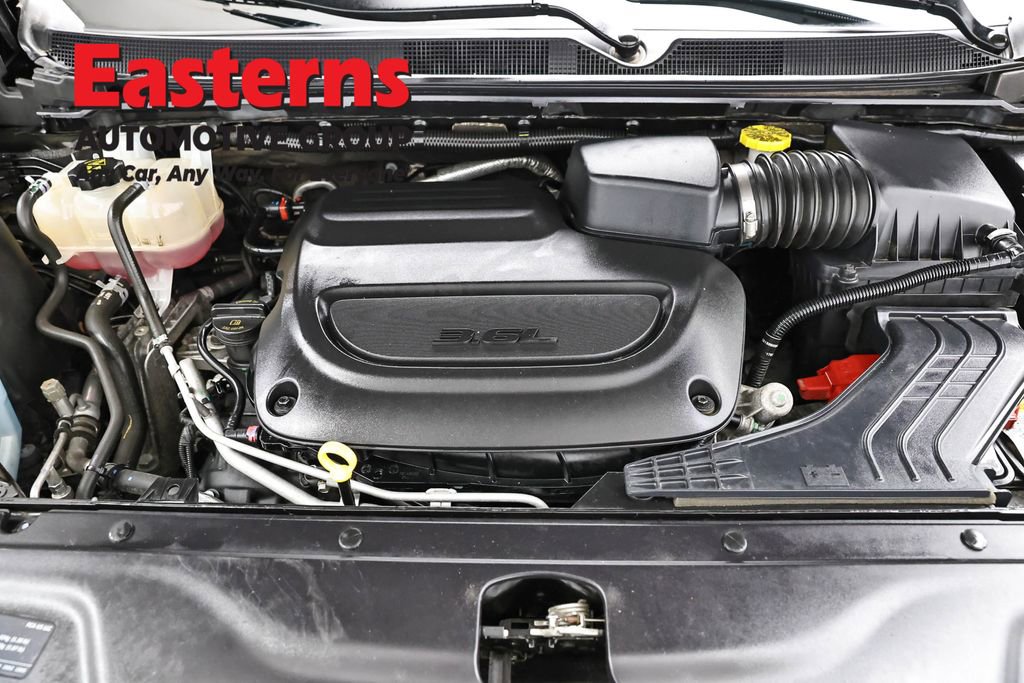 Used 2023 Chrysler Pacifica Touring-L FWD image 7