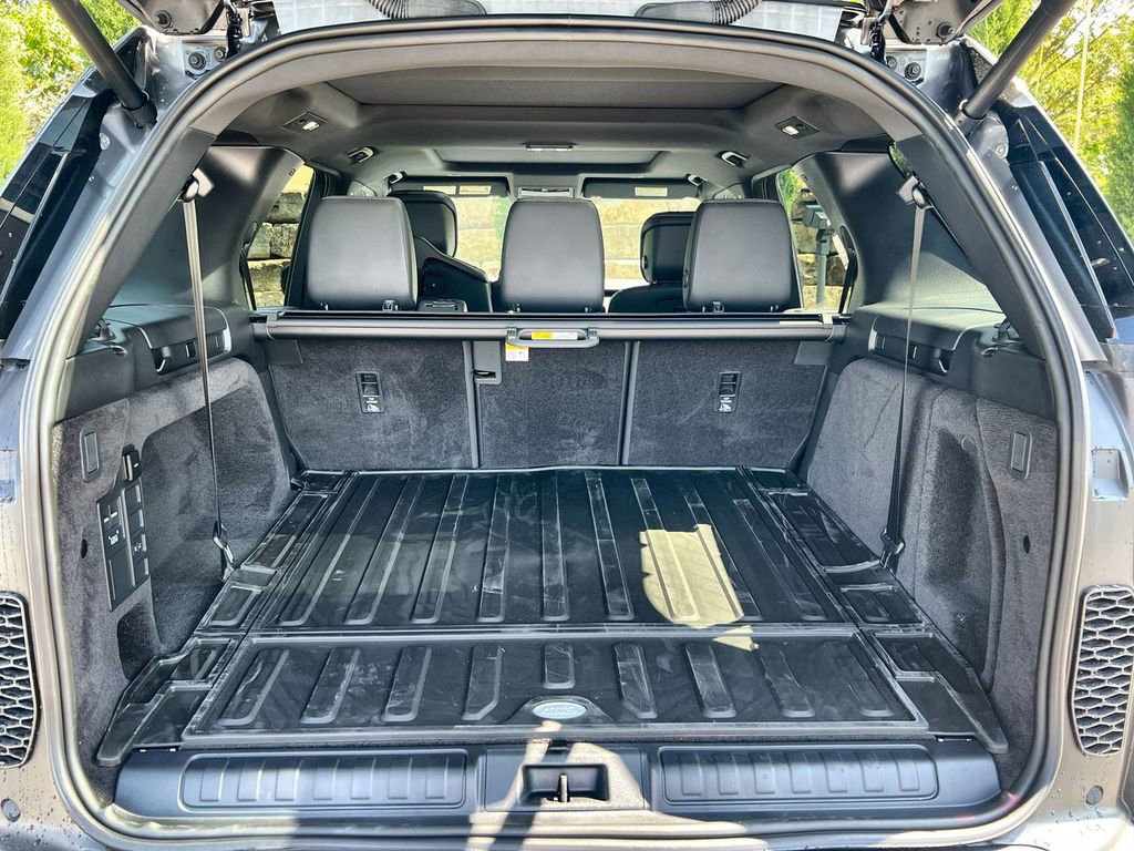 Used 2025 Land Rover Discovery S image 18