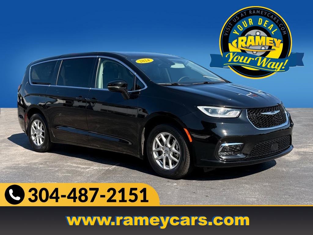 Used 2024 Chrysler Pacifica Touring-L image 1