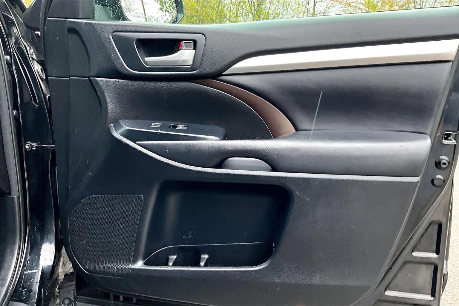 Used 2018 Toyota Highlander XLE AWD/4WD image 21
