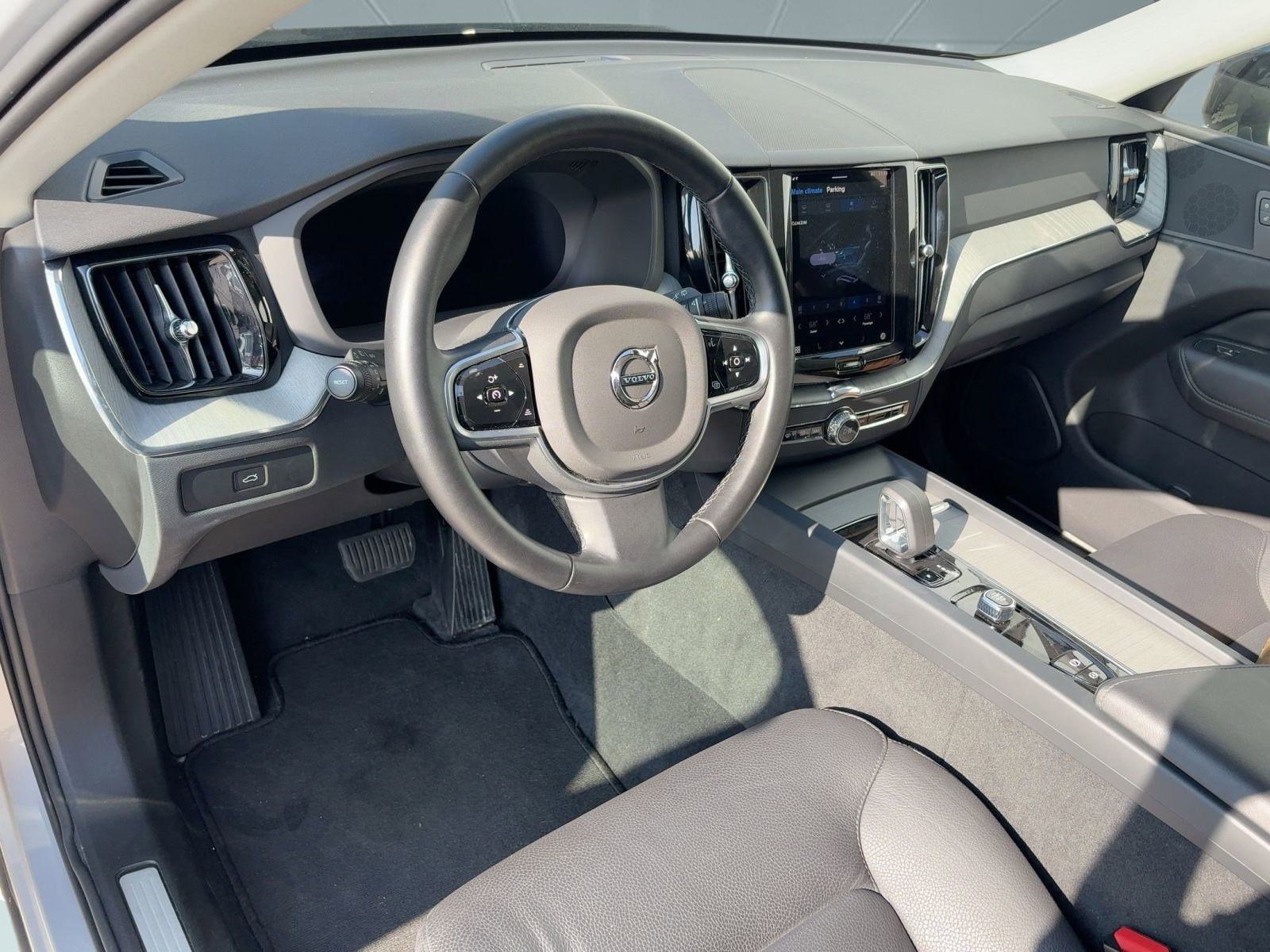 Certified 2025 Volvo XC60 B5 Plus image 4