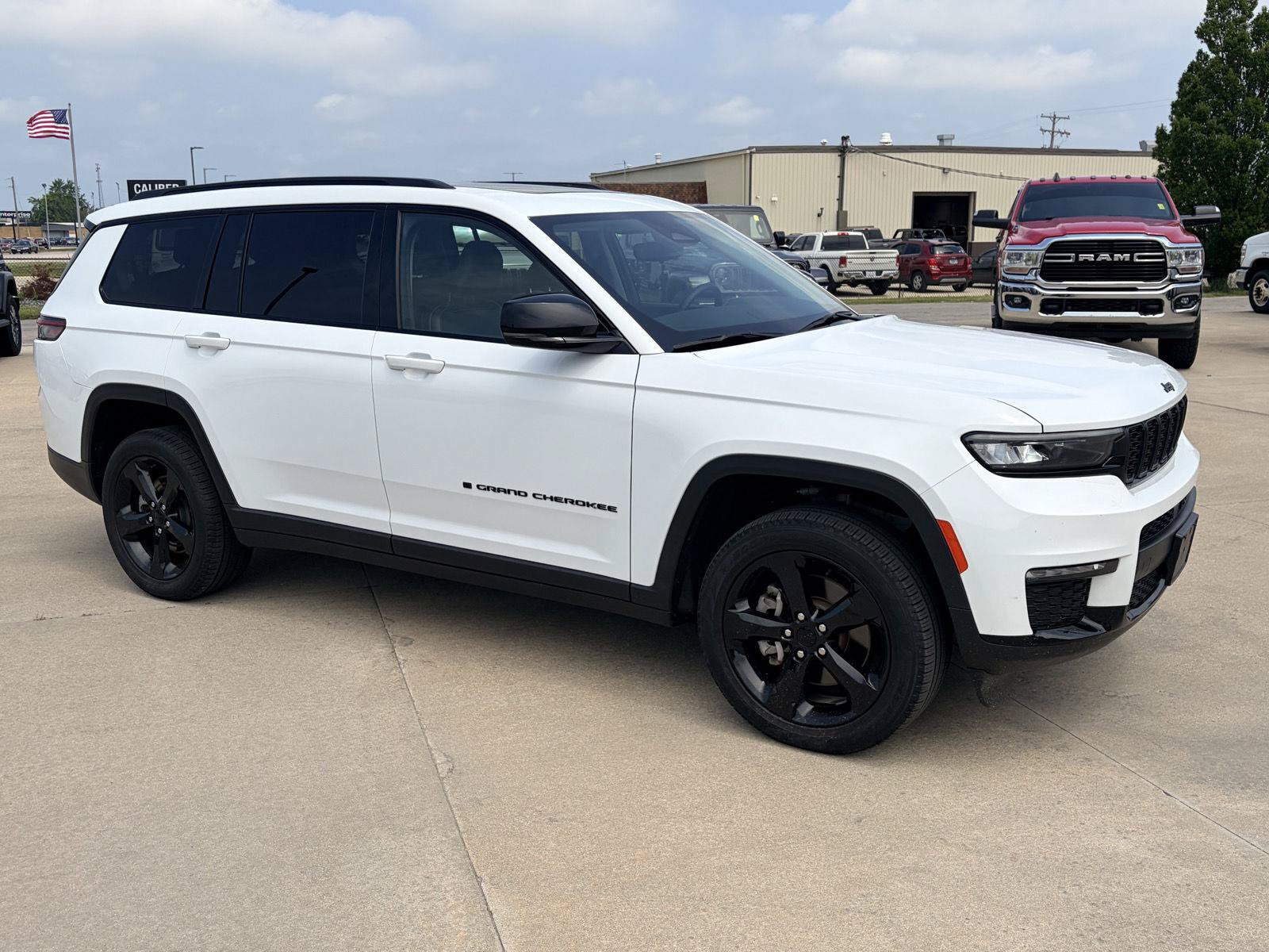 Used 2023 Jeep Grand Cherokee L Limited w/ Black Appearance Package AWD/4WD video 2