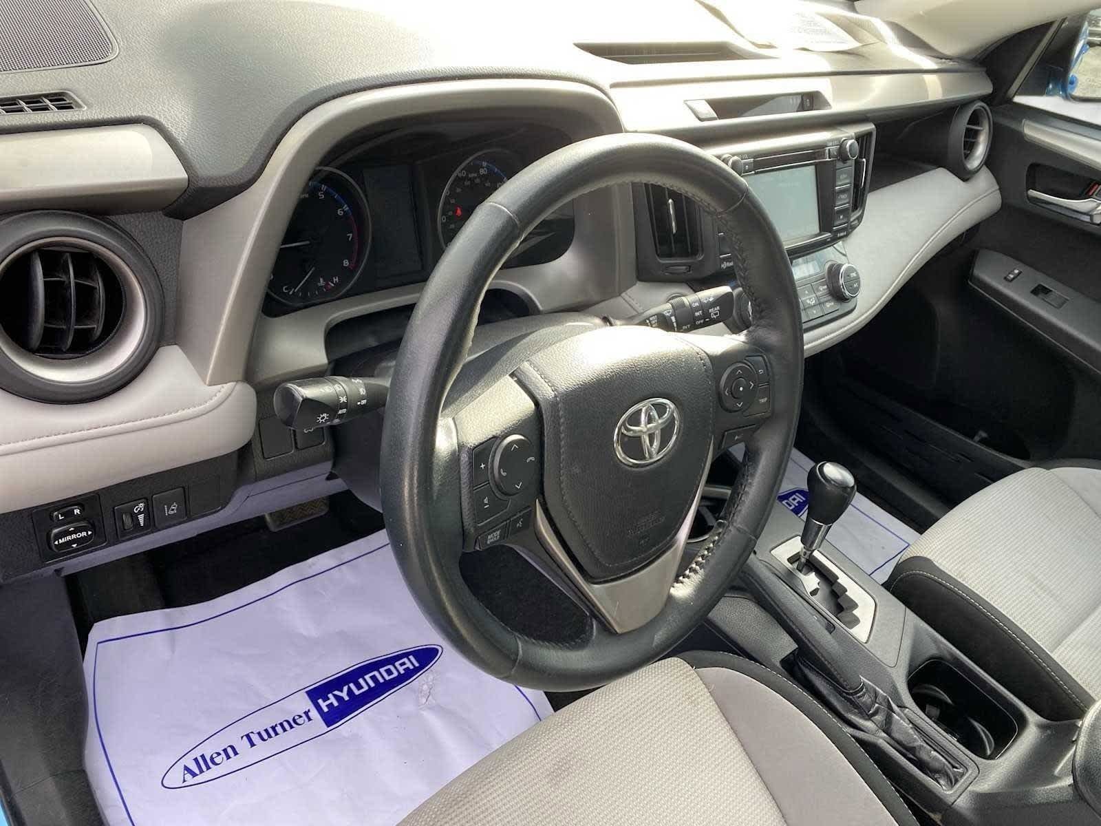 Used 2018 Toyota RAV4 XLE FWD image 10